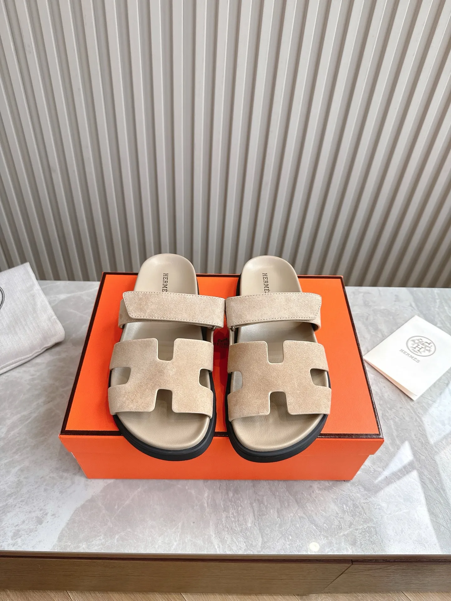p480🐮🐮Couple model (top version) H family 2024 spring and summer new style HERMES Hermes' recently popular couple model pig nose angle sandals and slippers, paired with various colorful socks, popular. Upper: imported original deerskin (the genuine leather edging is not ordinary super migration). Lining: imported genuine leather. Outsole: Tpu non-slip and wear-resistant outsole. Size: Female 35-42 (40/42 non-returnable and non-exchangeable) Male size: 39-45 (45 non-refundable and non-exchangeable)